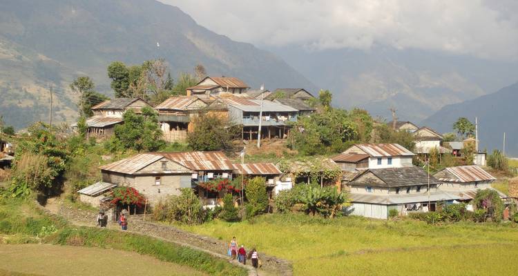 Pueblo de montaña con casas tradicionales.