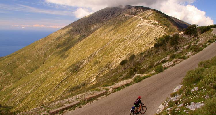 Ein Radfahrer erklimmt einen steilen Hügel mit einer schönen Aussicht.