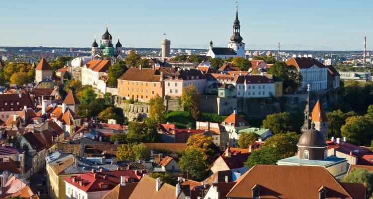Vista panorámica del casco antiguo de Tallin, con edificios de tejados rojos y arquitectura medieval.
