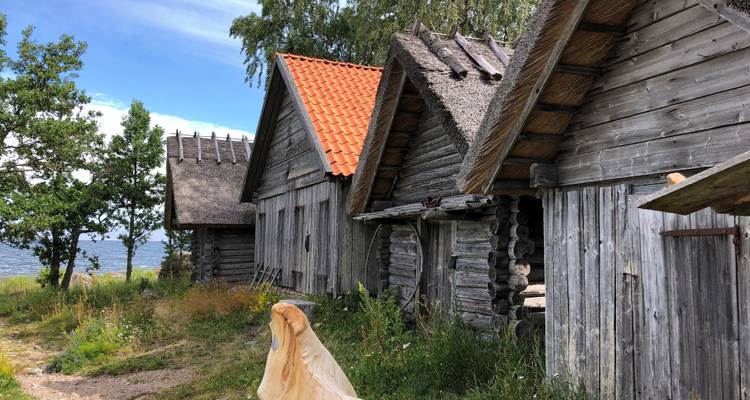 Rangée de cabines rustiques en bois au bord du lac.
