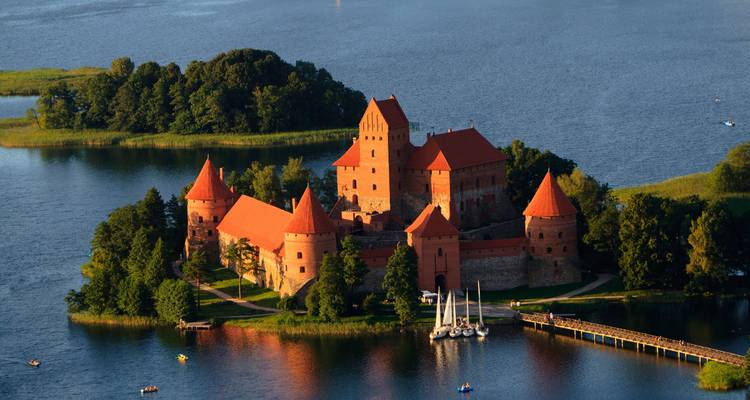 Vista aérea del castillo de la isla de Trakai rodeado de agua.