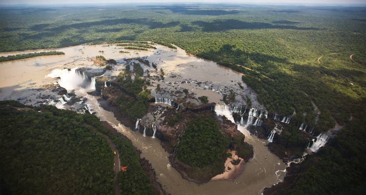 Dramático panorama aéreo de las Cataratas del Iguazú atravesando la exuberante selva tropical.