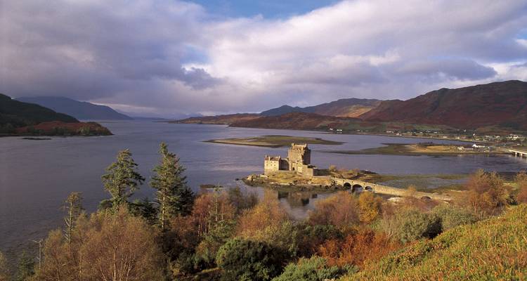 Eilean Donan Castle mit Blick auf ein Loch in den schottischen Highlands.