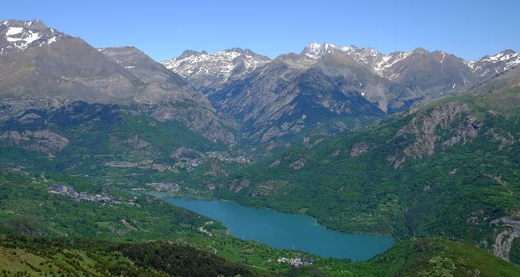 Schilderachtig uitzicht op de Pyreneeën met een meer.