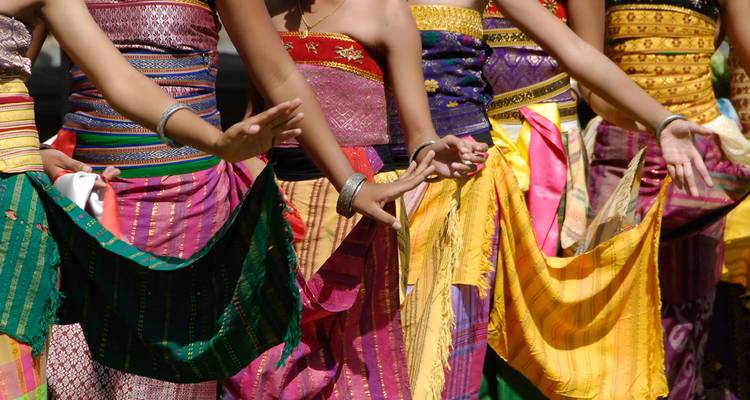 Primer plano colorido de bailarines balineses vistiendo sarongs con patrones intrincados