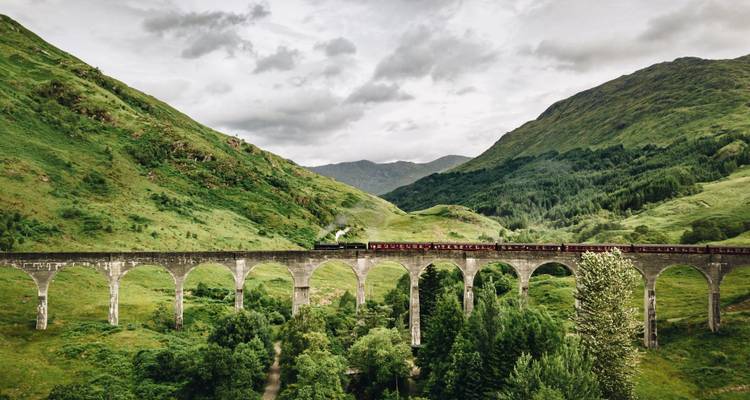 Un viaduc historique enjambant un paysage verdoyant.