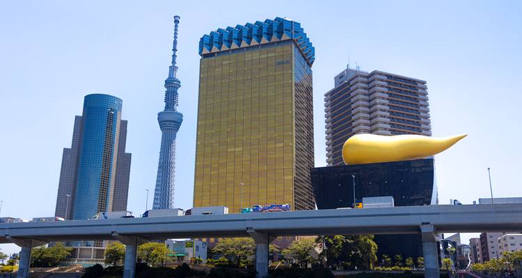 Moderne Tokyose skyline met Tokyo Skytree en de Asahi Beer Hall met gouden sculptuur.