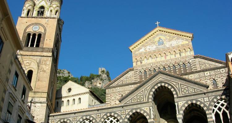 Catedral con campanario e intrincados diseños de fachada