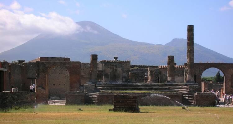 Ruinas con el Vesubio al fondo