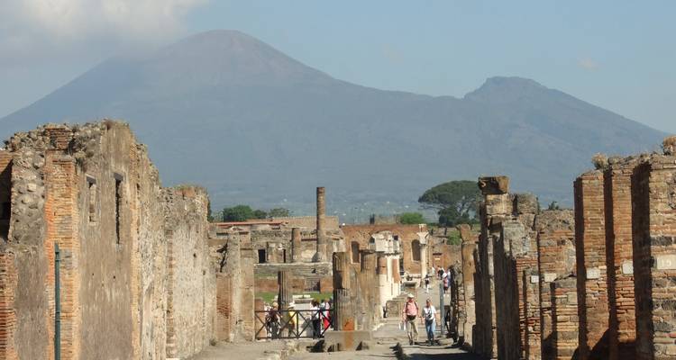 Antiguas ruinas callejeras con el Vesubio al fondo