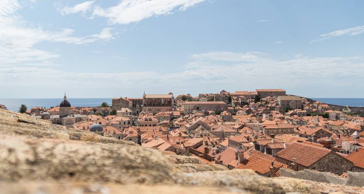 Panoramisch uitzicht op de daken van de oude stad van Dubrovnik.