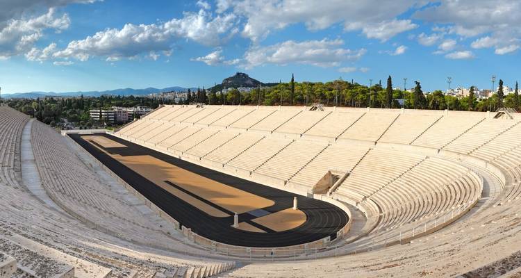 Panoramablick auf das Marmor-Panathenäische Stadion mit Stadthügeln im Hintergrund