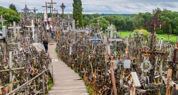 Une passerelle en bois serpente à travers des milliers de croix de dévotion à la Colline des Croix.