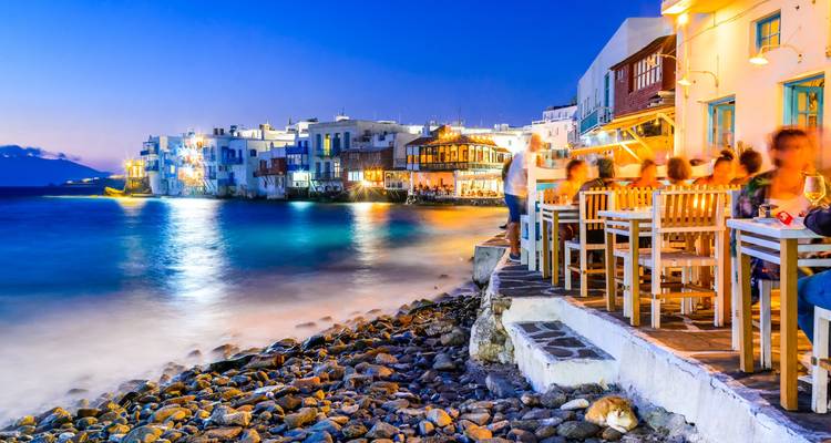 Restaurantes frente al mar en Mykonos al atardecer.
