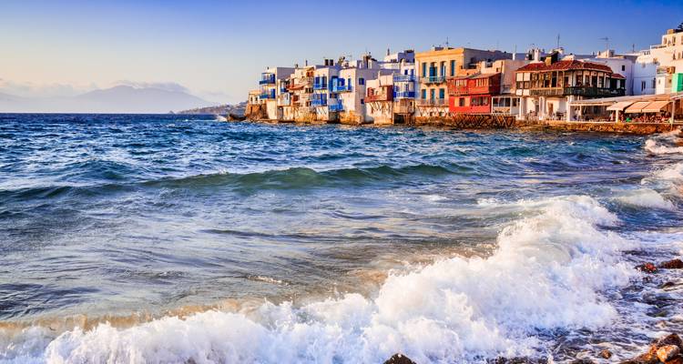 Olas chocando contra la costa rocosa de Mykonos.