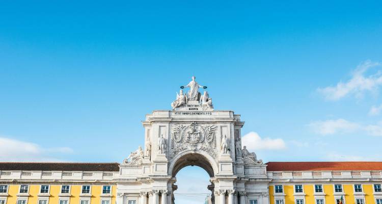 L'Arc de triomphe Arco da Rua Augusta avec ses statues se dressant contre un ciel bleu dégagé à la Praça do Comércio de Lisbonne.