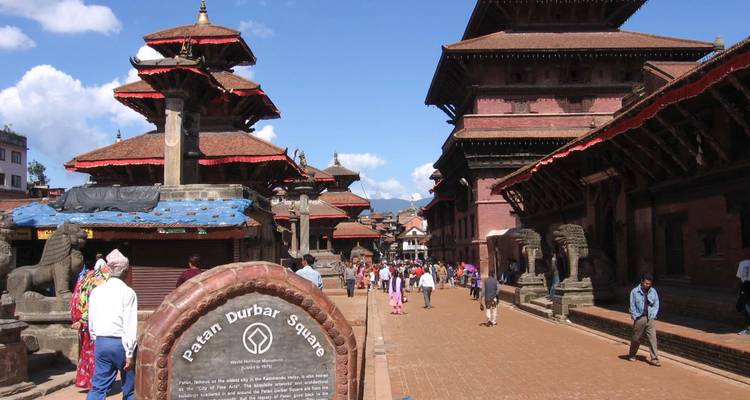 Plaza de Patan Durbar con edificios históricos y gente alrededor.
