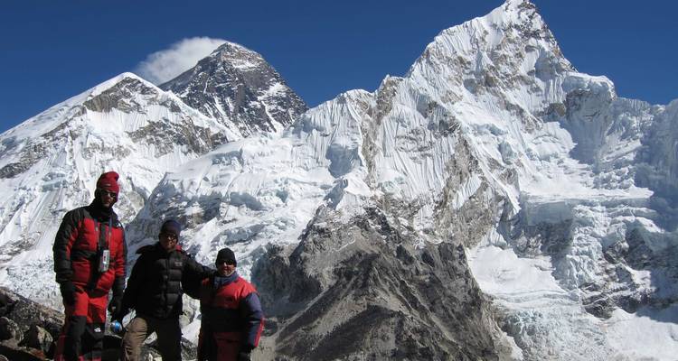 Senderistas con el Everest y otros picos al fondo.