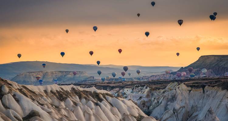 Heißluftballons über den einzigartigen Landschaften Kappadokiens bei Sonnenaufgang.