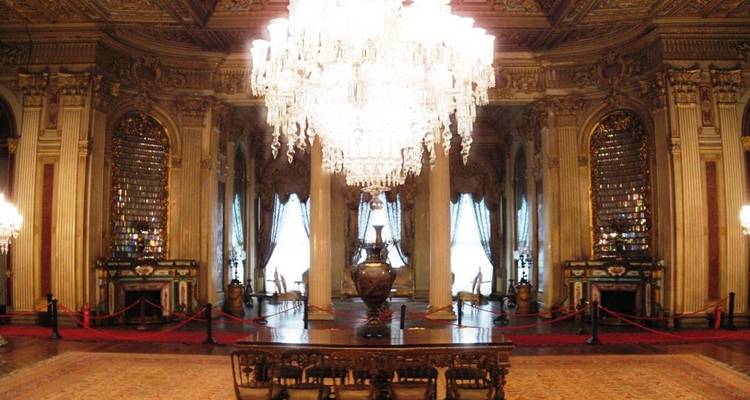 Prunkvolle Innenausstattung eines Palastes mit Kronleuchtern