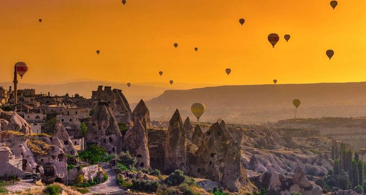 Kappadokien-Landschaft mit Heißluftballons