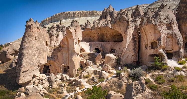 Felsformationen in Kappadokien unter blauem Himmel