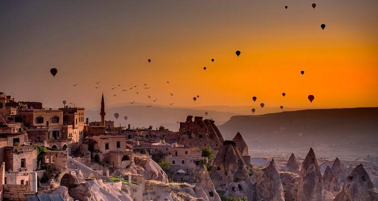Sonnenuntergang über Kappadokien mit Ballons