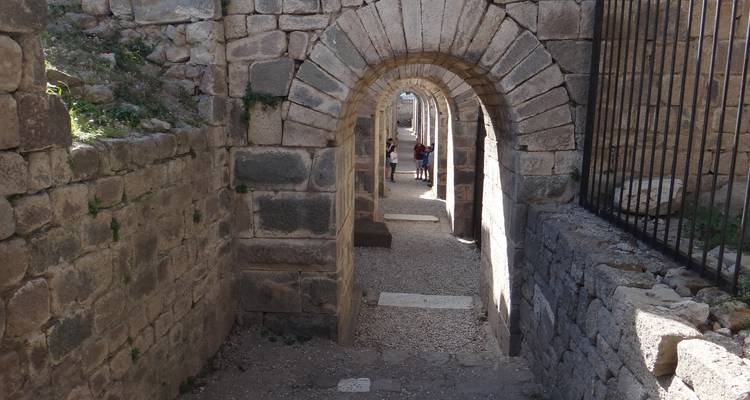 Antiguos arcos de piedra a lo largo de un sendero histórico.