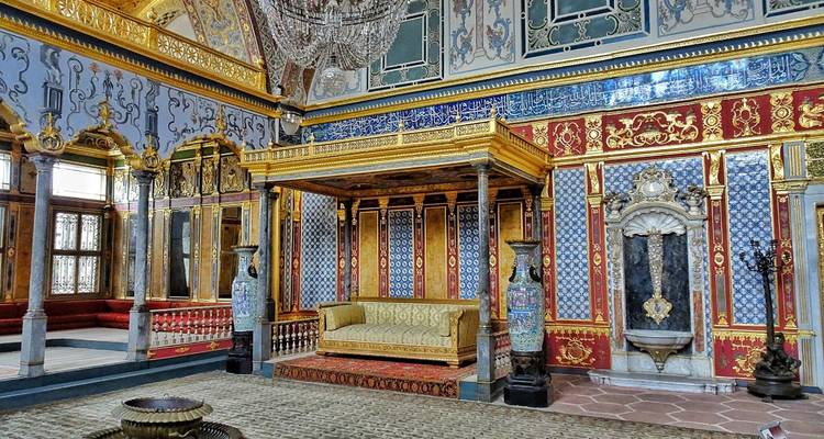 Opulenter Raum in einem historischen Gebäude mit kunstvollen Verzierungen.