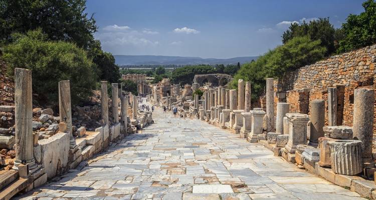 Antike Marmorstraße gesäumt von Säulen in Ephesos.