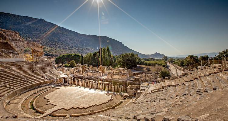 Sonnenbeleuchtete Amphitheater-Ruinen in Ephesos, Türkei.