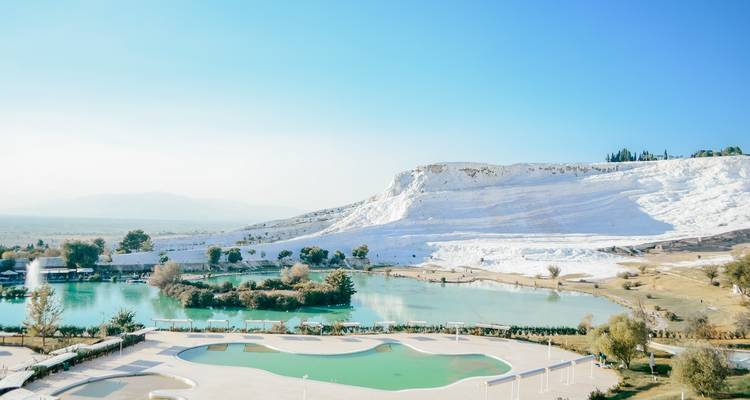 Weiße Terrassen und Becken von Pamukkale, Türkei.