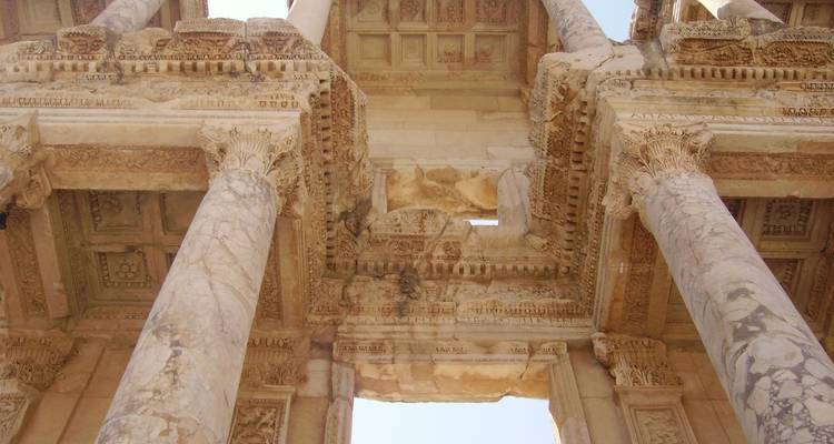 Vue détaillée des colonnes et sculptures anciennes.