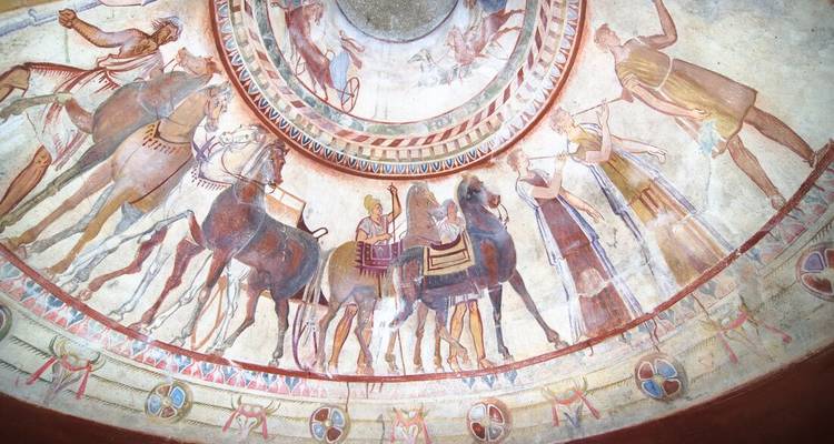 Fresque historique sur un dôme représentant une procession.