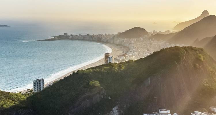 Vista panorámica de la costa de Río de Janeiro con playas y montañas.