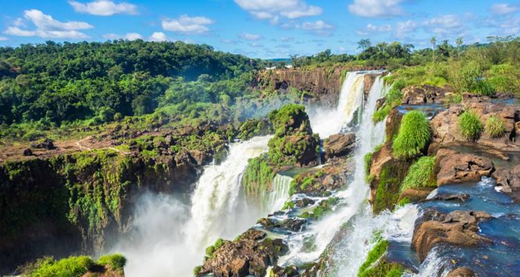 Vista panorámica de las Cataratas del Iguazú con múltiples cascadas.