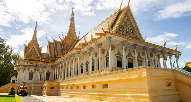 L'élégant bâtiment du Palais Royal aux dorures brillantes resplendit sous le ciel bleu cambodgien
