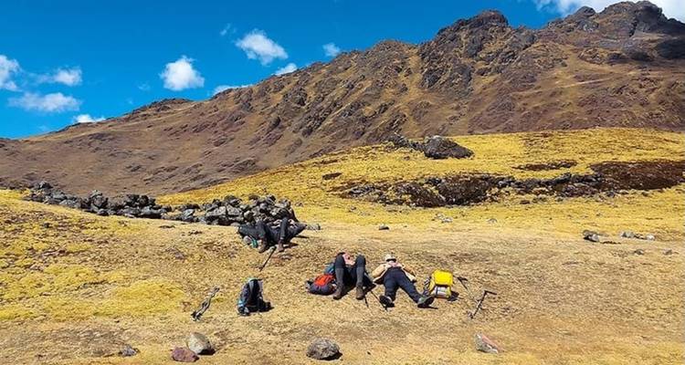 Personas descansando en un paisaje montañoso.