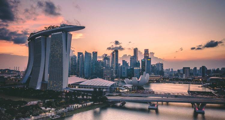 Paysage urbain au crépuscule avec une vue sur une architecture moderne emblématique.
