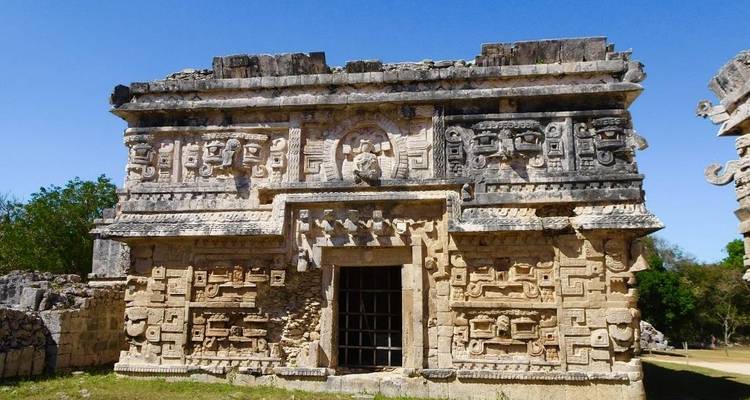 Edificio maya antiguo con grabados.