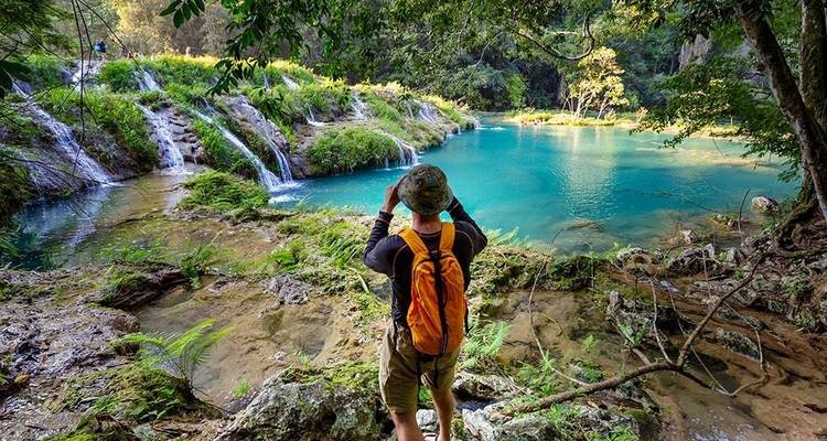 Persona explorando un área de agua turquesa.
