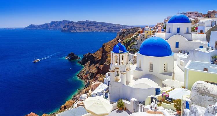 Vue époustouflante des bâtiments de Santorin surplombant la mer.
