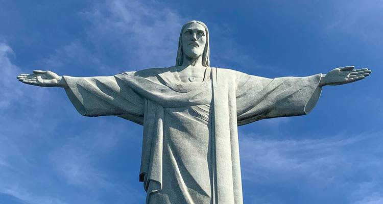 Estatua del Cristo Redentor con los brazos abiertos contra un cielo despejado.