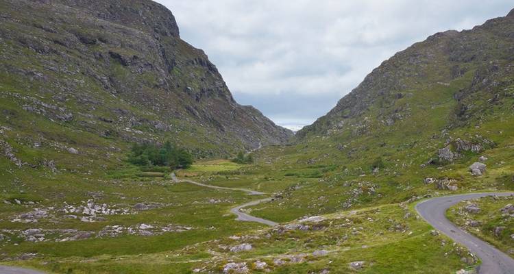 Route sinueuse à travers un col de montagne.