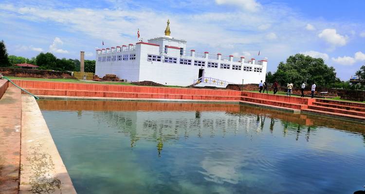 Site historique avec bassin réfléchissant et monument.