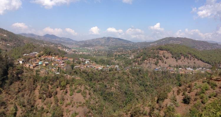 Paisaje montañoso con pequeños edificios dispersos.