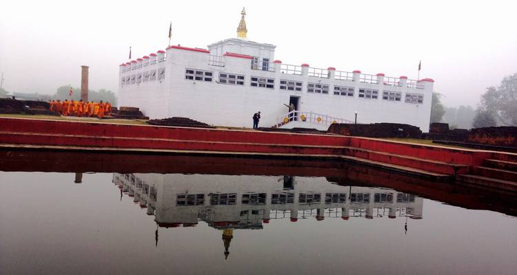 Templo blanco con reflejo en un estanque.