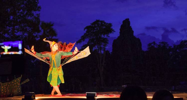 Danseur traditionnel se produisant sur scène pendant la nuit.