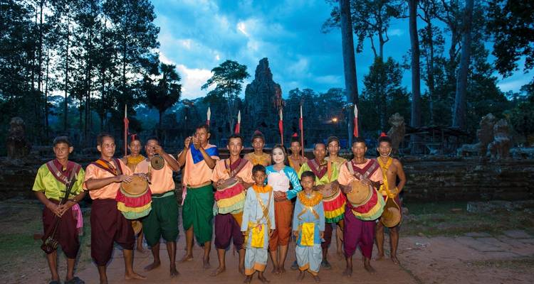 Groupe de personnes en tenue traditionnelle posant pour une photo.