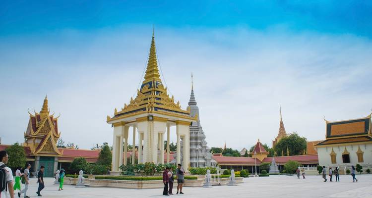 Complexe de temples culturels avec des visiteurs qui se promènent.